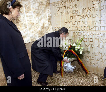 (Dpa) - Bundespräsident Horst Köhler legt einen Kranz nieder, während seine Frau Eva steht neben ihm in der Gedenkstätte Jad Vaschem in Jerusalem, Israel, Dienstag, 1. Februar 2005. Köhler ist auf einen vier-Tages-Besuch in Israel. Stockfoto