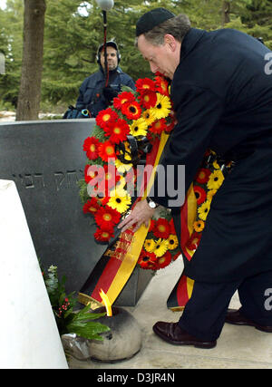 (Dpa) - Bundespräsident Horst Köhler setzt sich einen Kranz auf dem Grabstein von Izchak Rabin in Jerusalem, Israel, Dienstag, 1. Februar 2005. Köhler ist auf einen vier-Tages-Besuch in Israel. Stockfoto