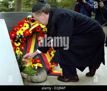 (Dpa) - Bundespräsident Horst Köhler setzt sich einen Kranz auf dem Grabstein von Izchak Rabin in Jerusalem, Israel, Dienstag, 1. Februar 2005. Köhler ist auf einen vier-Tages-Besuch in Israel. Stockfoto