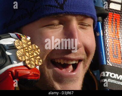 (Dpa) - US-Skifahrer Bode Miller lächelt und hält seine Goldmedaille nach dem Gewinn der Herren-Super-G bei der alpinen Ski-WM in Bormio, Italien, 29. Januar 2005. Stockfoto