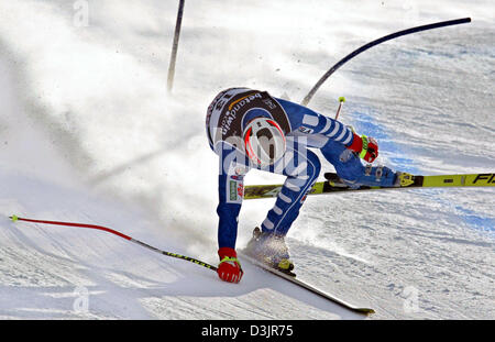 (Dpa) - italienische Skifahrer Alessandro Fattori stürzt ab, wie er in der Herren-Super-G bei der alpinen Ski-WM in Bormio, Italien, 29. Januar 2005 konkurriert. Stockfoto