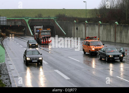 (Dpa) - Fahrzeuge von der Straße Konstruktionsbüro Oldenburg auf der Emsland-Autobahn A31 vor dem Ausgang des Tunnels Ems die 945 Meter lang und hat zwei Röhren in der Nähe von Leer, Deutschland, 31. Januar 2005 stehen. Die Fahrzeuge sind Teil einer Delegation, die zuvor einen Tunnel-Test durchgeführt, während der fließenden Verkehr für die deutschen Automobilclub ADAC. ADAC durchgeführt damit seine erste Stockfoto