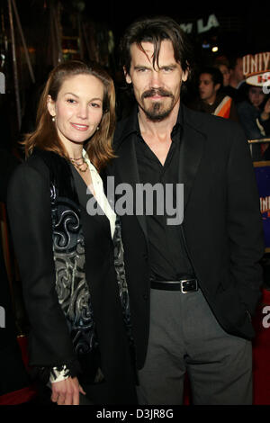 (Dpa) - paar und anderen Akteuren Diana Lane und Josh Brolin kommen für die Premiere des neuen Films "The Wedding Date" in Los Angeles, USA, 27. Januar 2005. Stockfoto