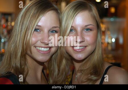 (Dpa) - mit einem Lächeln 17-Year-Old Zwillinge Judith (L) und Edith (R) Schwitalla aus Fulda sie zusammen für ein Gruppenbild während einer Pressekonferenz anlässlich der "Miss Deutschland 2005" Schönheitswettbewerb in Rust, Deutschland, 25. Januar 2005 darstellen. Sie sind die ersten Zwillinge in der Geschichte der Schönheitswettbewerb Miss Germany, die als Miss Westdeutschland in der gleichen Schönheitswettbewerb teilnehmen. Die Stockfoto