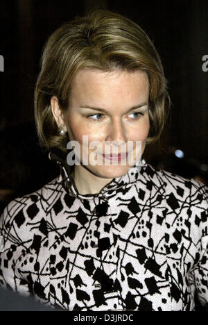 (Dpa) - lächelt Kronprinzessin Mathilde von Belgien, als sie die Rezeption des belgischen Königshauses im königlichen Palast in Brüssel, 24. Januar 2005 besucht. Stockfoto