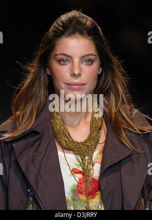 (Dpa) - die brasilianische Mode model Daniella Cicarelli, der Verlobte der brasilianische Fußballstar Ronaldo, Spaziergänge über den Laufsteg während einer Show von dem Label Ellus im Park Bienale in Sao Paulo, Brasilien, 20. Januar 2005 ist. Ronaldo (28) wird nicht Cicarelli heiraten, wie im Februar 2005 geplant, weil Cicarellis frühere Ehe nicht rechtzeitig geschieden wird. Die traditionelle Modenschau Stockfoto