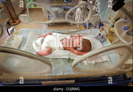 (Dpa) - liegt eine Frühgeburt verbunden mit Röhren im Inkubator auf der Intensivstation am Klinikum Augsburg, Deutschland, 14. Juli 2004. Stockfoto