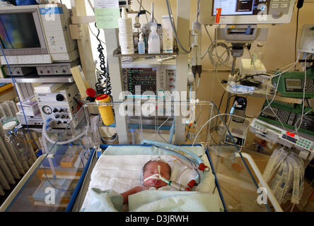 (Dpa) - liegt eine Frühgeburt verbunden mit Röhren im Inkubator auf der Intensivstation am Klinikum Augsburg, Deutschland, 14. Juli 2004. Stockfoto