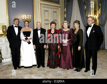 (Dpa) - Kronprinz Willem-Alexander (L) und Kronprinzessin Maxima (2. v. L), Königin Beatrix der Niederlande (3. v. R), Prinzessin Margriet (2. v. R) und Pieter van Vollenhoven Lächeln während des Empfangs für Latvian President Vaira Vike-Freiberga (C) und ihr Ehemann Imants Freiberg in den Haag, Niederlande, 18. Januar 2005. Stockfoto