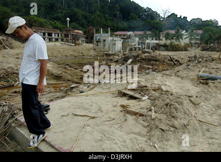 (Dpa) - die Fotos zeigt einen zerstörten Ferienort in der Nähe von Khao Lak, Thailand, 9. Januar 2005. Obwohl einige hundert Meter vom Strand-Gebäude der Ferienhotels noch völlig zerstört wurden. Stockfoto