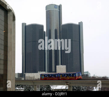 (Dpa) - Blick auf das Hauptquartier der US-Autobauer General Motors (GM) mit einem so genannten People Mover Zug vorbei vorne in der tief verschneiten Innenstadt von Detroit, Michigan, USA, 8. Januar 2005. Stockfoto