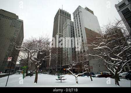 (Dpa) - ein Blick auf den Cadillac Geschäft Hochhäuser und Schnee bedeckt Innenstadt in Detroit, Michigan, USA, 8. Januar 2005. Stockfoto