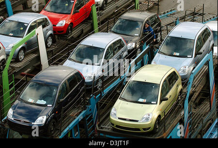 (Dpa) - beendete Ford "Fiesta" Modelle werden auf einen Autotransporter im Montagewerk für Ford in Köln, 13. Januar 2005 verschoben. Stockfoto