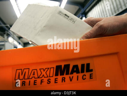 (Dpa) - ein Mitarbeiter des privaten deutschen Postdienst MaxiMail manuell sortiert Briefe in Darmstadt, Deutschland, 13. Januar 2005. Etwa 50.000 bis 80.000 Briefe werden jeden Tag von MaxiMail in Darmstadt behandelt. Stockfoto