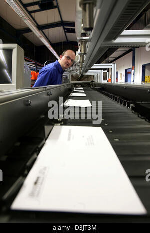 (Dpa) - ein Mitarbeiter des privaten deutschen Postdienst MaxiMail beobachtet eine Maschine, die automatisch Briefe in Darmstadt, Deutschland, 13. Januar 2005 sortiert. Etwa 50.000 bis 80.000 Briefe werden jeden Tag von MaxiMail in Darmstadt behandelt. Stockfoto