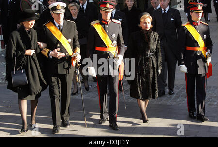 (Dpa) - (v.l) Königin Paola und König Albert II. von Belgien, Prinz Guillaume von Luxemburg, Großherzog Henri und Großherzogin Maria Teresa beteiligen sich an der Trauerfeier für Großherzogin Josephine-Charlotte von Luxemburg in Luxemburg, 15. Januar 2005. Sie starb an Lungenkrebs zu erkranken im Alter von 77 Jahren am 10. Januar 2005. Stockfoto