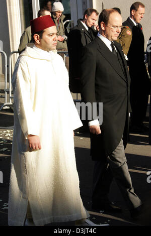 (Dpa) - Prinz Moulay Rachid von Marokko (L) und Prinz Albert von Monaco besuchen die Trauerfeier für Großherzogin Josephine-Charlotte von Luxemburg in Luxemburg, 15. Januar 2005. Die Großherzogin starb an Lungenkrebs zu erkranken im Alter von 77 Jahren am 10. Januar 2005. Stockfoto