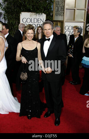 (Dpa) - US-Schauspielerin Annette Bening und ihr Ehemann Warren Beatty Lächeln, als sie die 62. annual Golden Globe Awards in Beverly Hills, USA, 16. Januar 2005 teilnehmen. Bening gewann den Award in der Kategorie beste Schauspielerin für ihre Rolle in der Filmkomödie "Being Julia". Stockfoto