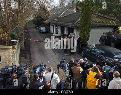 (Dpa) - warten zahlreiche Journalisten vor dem Herrenhaus der Modeschöpfer Rudolph Moshammer, die heute Morgen in Grünwald bei München, Deutschland, 14. Januar 2005 tot in seinem Haus gefunden wurde. Im Hintergrund rechts steht der Rolls-Royce mit Moshammer Initialen. Nach ersten Ergebnissen der Untersuchung hat ein gewaltsamen Tod nicht ausgeschlossen. Stockfoto