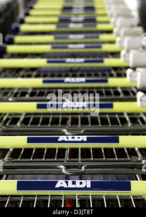 (Dpa) - das Foto zeigt Wagen bei einer Filiale der Supermarkt Discounter Aldi Sued (Aldi Süd) in Markt Schwaben, Deutschland, 8. November 2004. Stockfoto