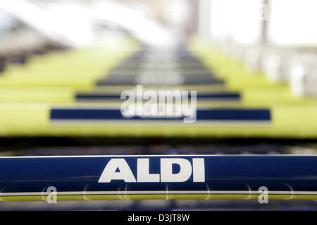 (Dpa) - das Foto zeigt Wagen bei einer Filiale der Supermarkt Discounter Aldi Sued (Aldi Süd) in Markt Schwaben, Deutschland, 8. November 2004. Stockfoto