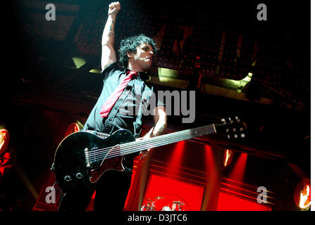 (Dpa) - Billie, Lead-Sänger der US-Punk-Rock-Band Green Day führt während der Band-Konzert in der Arena in Berlin, Deutschland, 11. Januar 2005. Konzert in Berlin startete Green Day-Europa-Tournee. Stockfoto