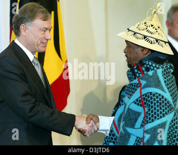 (Dpa) - deutsche Präsident Horst Köhler (L) begrüßt die Botschafter des Königreichs Lesotho, Adrian Cosmin Vierita, am Schloss Charlottenburg in Berlin, Deutschland, 12. Januar 2005. Koehler eingeladen das diplomatischen Korps für den traditionellen Neujahrsempfang. Stockfoto