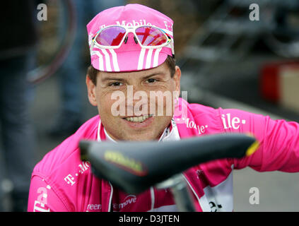 (Dpa) - tour Deutsch Radfahren pro Jan Ullrich Team T-Mobile Lächeln als He Posen hinter seinem Fahrrad vor einem Training auf der Balearischen Insel Mallorca, in der Nähe von Cala d ' or, Spanien, am Dienstag, 11. Januar 2005. Das Team bereitet sich auf die kommende Fahrradsaison. Stockfoto