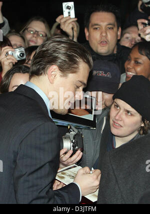 (Dpa) - US-Schauspieler Leonardo DiCaprio gibt Autogramme vor der Deutschlandpremiere seines Films "Aviator" im Delphi-Kino in Berlin, Deutschland, 7. Januar 2005. Stockfoto