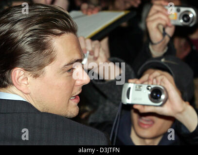 (Dpa) - US-Schauspieler Leonardo DiCaprio wird von zahlreichen Fans vor der Deutschlandpremiere seines Films "Aviator" im Delphi-Kino in Berlin, Deutschland, 7. Januar 2005 fotografiert. Stockfoto