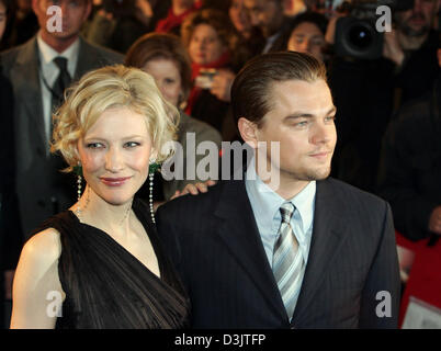 (Dpa) - US-Schauspieler Leonardo DiCaprio neben seinem australischen Kollegen Cate Blanchett vor der Deutschland-Premiere ihres Films "Aviator" im Delphi-Kino in Berlin, Deutschland, 7. Januar 2005 steht. Stockfoto