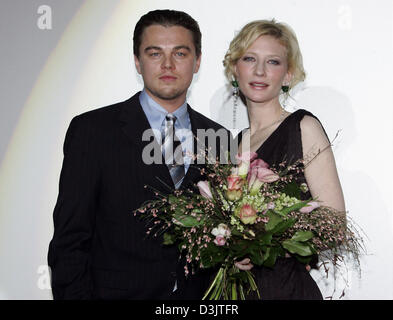 (Dpa) - US-Schauspieler Leonardo DiCaprio neben seinem australischen Kollegen Cate Blanchett nach der Deutschland-Premiere ihres Films "Aviator" im Delphi-Kino in Berlin, Deutschland, 7. Januar 2005 steht. Stockfoto