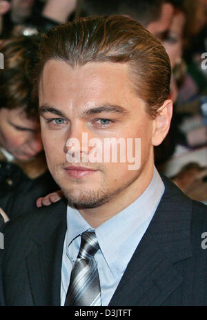 (Dpa) - US-Schauspieler Leonardo DiCaprio für die Deutschland-Premiere seines Films "Aviator" im Delphi-Kino in Berlin, Deutschland, 7. Januar 2005 kommt. Stockfoto