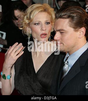 (Dpa) - US-Schauspieler Leonardo DiCaprio neben seinem australischen Kollegen Cate Blanchett vor der Premiere des Films "Aviator" auf dem roten Teppich im Delphi-Kino in Berlin, Deutschland, 7. Januar 2005 steht. Stockfoto