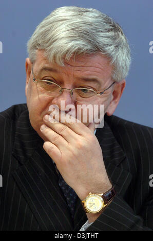 (Dpa) - Bundesaußenminister Joschka Fischer auf einer Pressekonferenz in Berlin, Deutschland, 5. Januar 2005. Bei der Pressekonferenz offenbart die deutsche Regierung ihre Pläne, die durch den Tsunami in Südasien betroffenen Ländern zu helfen. Stockfoto