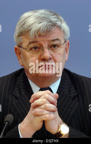 (Dpa) - Bundesaußenminister Joschka Fischer auf einer Pressekonferenz in Berlin, Deutschland, 5. Januar 2005. Bei der Pressekonferenz offenbart die deutsche Regierung ihre Pläne, diese durch die Tsunamis in Südasien betroffenen Ländern zu helfen. Stockfoto