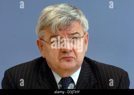 (Dpa) - Bundesaußenminister Joschka Fischer auf einer Pressekonferenz in Berlin, Deutschland, 5. Januar 2005. Bei der Pressekonferenz offenbart die deutsche Regierung ihre Pläne, diese durch die Tsunamis in Südasien betroffenen Ländern zu helfen. Stockfoto