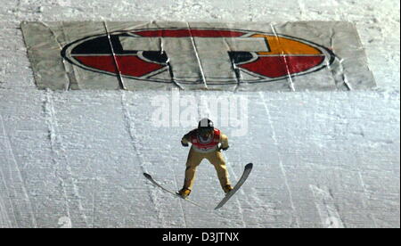 (Dpa) - ist österreichischer Skispringer Martin Hoellwarth in der Luft während der Zielsprung Veranstaltung der vier Hügel-Skispringen-Tour in Bischofshofen, Österreich, 6. Januar 2004. Höllwarth gewann die letzte Etappe der Skispringen Vierschanzentournee. Stockfoto