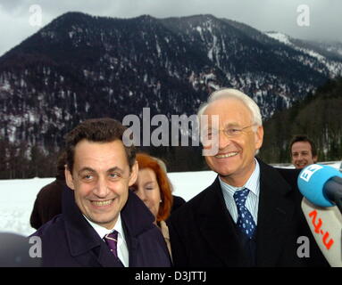 (Dpa) - französische Innenminister und Vorsitzende des Landes konservative Partei Nicolas Sarkozy (L) Lächeln während eines Treffens mit Edmund Stoiber, Ministerpräsident von Bayern und Leiter der südlichen deutschen konservativen CSU Partei, während der Jahrestagung der CSU in Wildbad Kreuth, Deutschland, 6. Januar 2005. Stockfoto