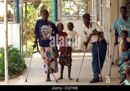 (Dpa) - das warten Zimmer im Krankenhaus in der zerstörten Stadt Kuito, Angola, etwa zwei Stunden mit dem Flugzeug aus der Hauptstadt Luanda. Menschen, die die Opfer von Landminen wurden warten darauf, mit maßgeschneiderten Bein hat ausgestattet werden. Foto aufgenommen am 3. September 2003. In die zehn Jahren bis eine Waffenruhe war erreicht, heftige Kämpfe in und um Kuito getötet, rund ein Drittel der 500. Stockfoto