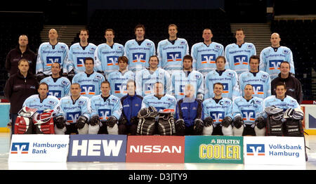 (Dpa) - Team-Foto von der Hamburg Freezers-Eishockey-Team in der "Deutsche Eishockey Liga" (deutsche Eishockeyliga, DEL spielt) in Hamburg, Deutschland, 5. Januar 2005 getroffen. Abgebildet sind: (obere Reihe, L-R) Trainer Ralf Kanstorf, Craig Johnson, Alan Letang, Martin Walter, Paul Manning, Nils Antons, Jochen Molling, Christopher Oravec und Brad Purdie, (mittlere Reihe, L-R) Trainer Jiri Uvir Stockfoto