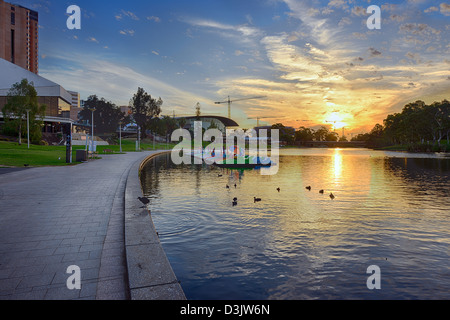 Die Sonne geht über der Torrens River in Stadt von Adelaide, Südaustralien Stockfoto