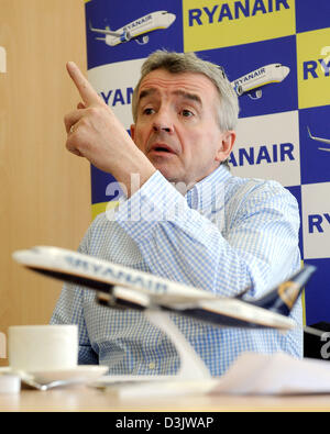 Köln, Deutschland. 20. Februar 2013. CEO der irischen Billigfluglinie Ryanair, Michael O'Leary, gibt eine Pressekonferenz über die Geschäftsentwicklung der Fluggesellschaft am Flughafen Köln/Bonn in Köln, 20. Februar 2013. Foto: HENNING KAISER/Dpa/Alamy Live News Stockfoto