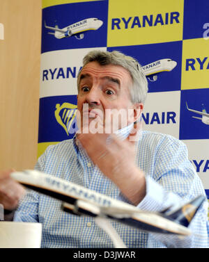 Köln, Deutschland. 20. Februar 2013. CEO der irischen Billigfluglinie Ryanair, Michael O'Leary, gibt eine Pressekonferenz über die Geschäftsentwicklung der Fluggesellschaft am Flughafen Köln/Bonn in Köln, 20. Februar 2013. Foto: HENNING KAISER/Dpa/Alamy Live News Stockfoto