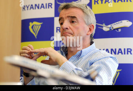 Köln, Deutschland. 20. Februar 2013. CEO der irischen Billigfluglinie Ryanair, Michael O'Leary, gibt eine Pressekonferenz über die Geschäftsentwicklung der Fluggesellschaft am Flughafen Köln/Bonn in Köln, 20. Februar 2013. Foto: HENNING KAISER/Dpa/Alamy Live News Stockfoto