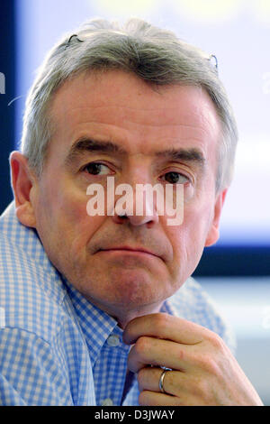 Köln, Deutschland. 20. Februar 2013. CEO der irischen Billigfluglinie Ryanair, Michael O'Leary, gibt eine Pressekonferenz über die Geschäftsentwicklung der Fluggesellschaft am Flughafen Köln/Bonn in Köln, 20. Februar 2013. Foto: HENNING KAISER/Dpa/Alamy Live News Stockfoto