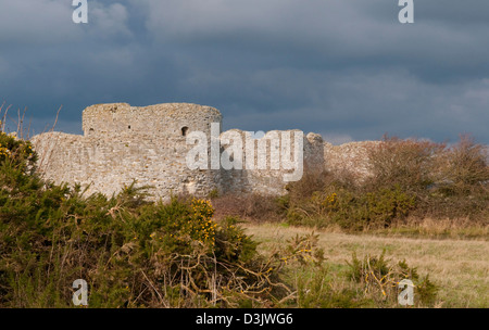 Camber Castle, Roggen, East Sussex im Sonnenschein mit rollenden Wolken hinter Stockfoto