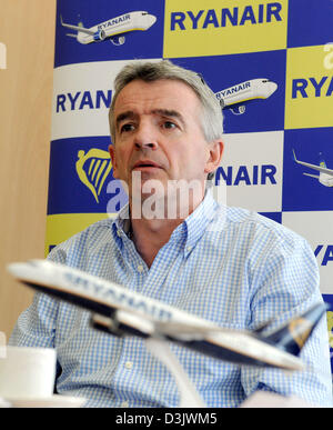 Köln, Deutschland. 20. Februar 2013. CEO der irischen Billigfluglinie Ryanair, Michael O'Leary, gibt eine Pressekonferenz über die Geschäftsentwicklung der Fluggesellschaft am Flughafen Köln/Bonn in Köln, 20. Februar 2013. Foto: HENNING KAISER/Dpa/Alamy Live News Stockfoto