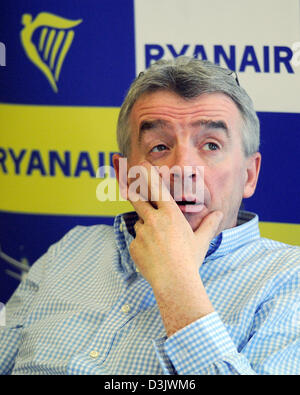 Köln, Deutschland. 20. Februar 2013. CEO der irischen Billigfluglinie Ryanair, Michael O'Leary, gibt eine Pressekonferenz über die Geschäftsentwicklung der Fluggesellschaft am Flughafen Köln/Bonn in Köln, 20. Februar 2013. Foto: HENNING KAISER/Dpa/Alamy Live News Stockfoto