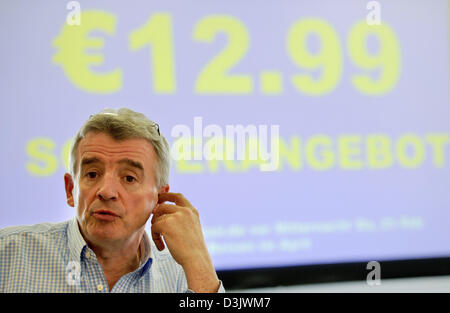 Köln, Deutschland. 20. Februar 2013. CEO der irischen Billigfluglinie Ryanair, Michael O'Leary, gibt eine Pressekonferenz über die Geschäftsentwicklung der Fluggesellschaft am Flughafen Köln/Bonn in Köln, 20. Februar 2013. Foto: HENNING KAISER/Dpa/Alamy Live News Stockfoto